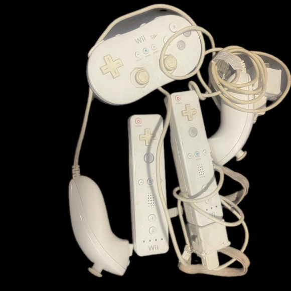 Wii White Console Controllers Bundle *Not tested*